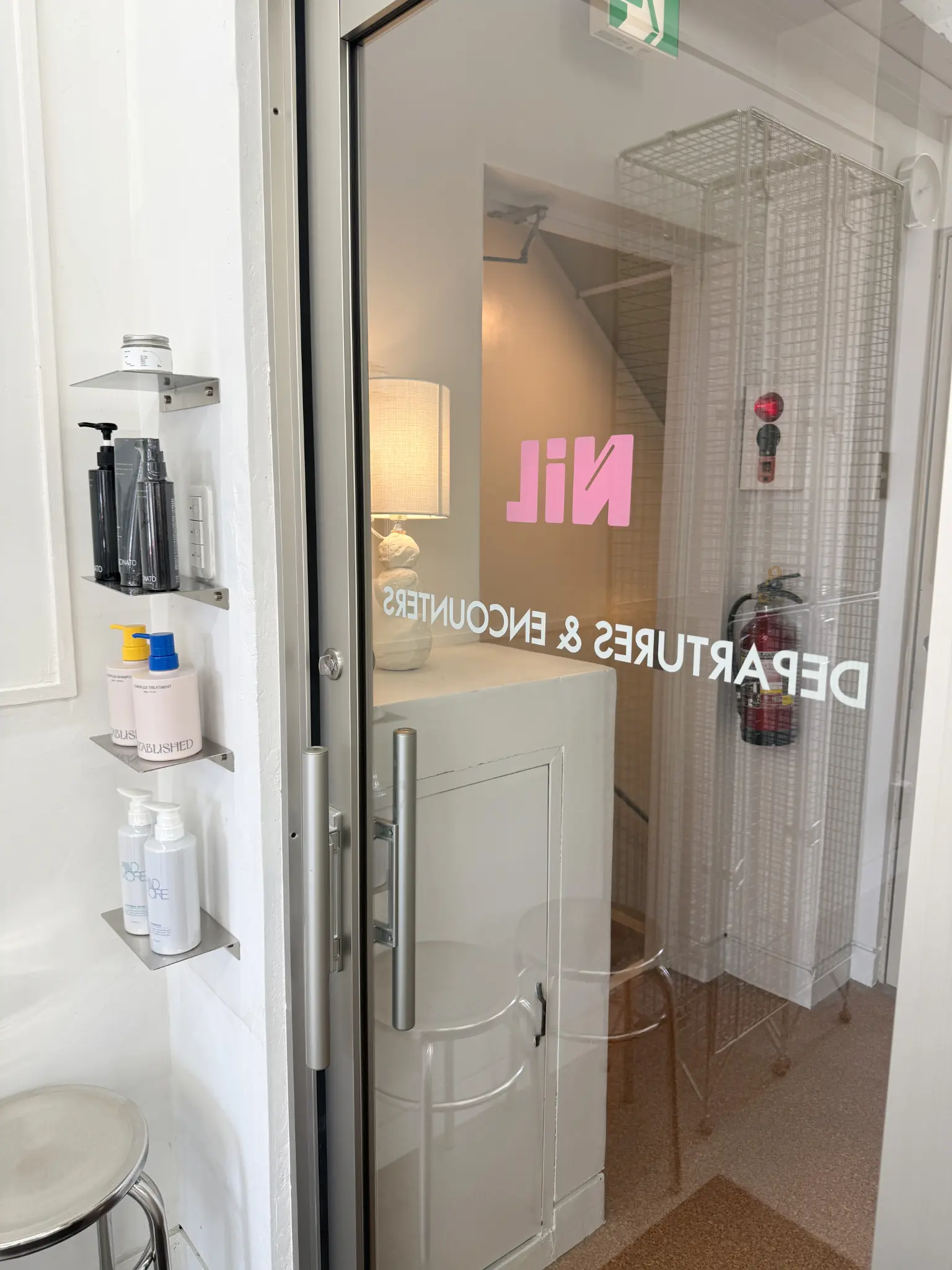 NiL hair.hausの入口と店内の様子
