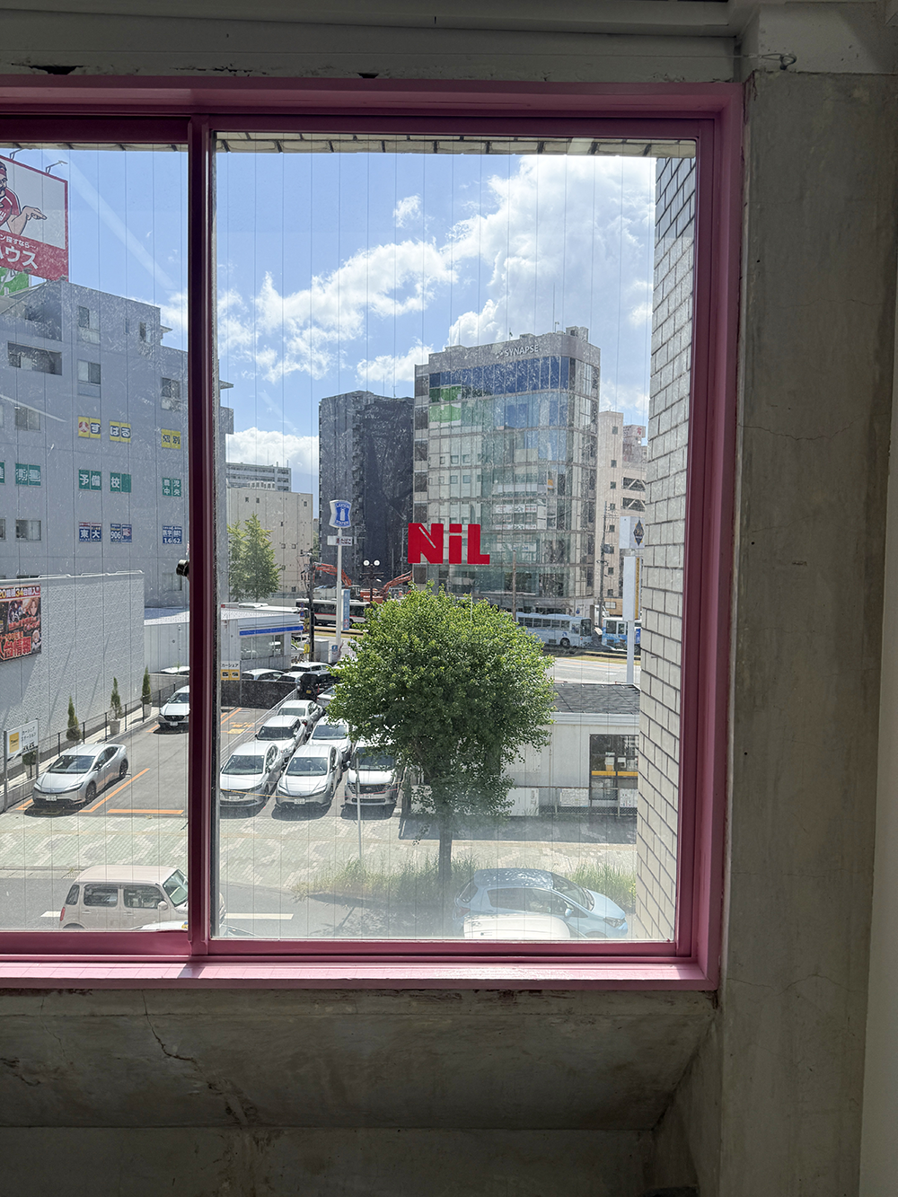 NiLのロゴが見える大きな窓からの眺め