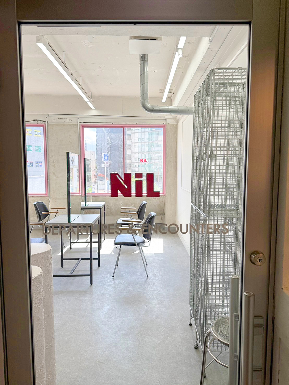 NiL hair.hausの入口から見た明るい店内